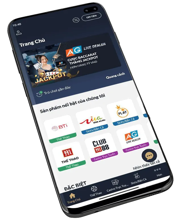 Người chơi sử dụng điện thoại để tìm hiểu mẹo chơi Nổ Hũ tại 138bet